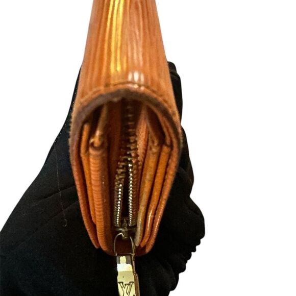 Authentic Louis Vuitton epi leather snap wallet. Orange. - Picture 5 of 16